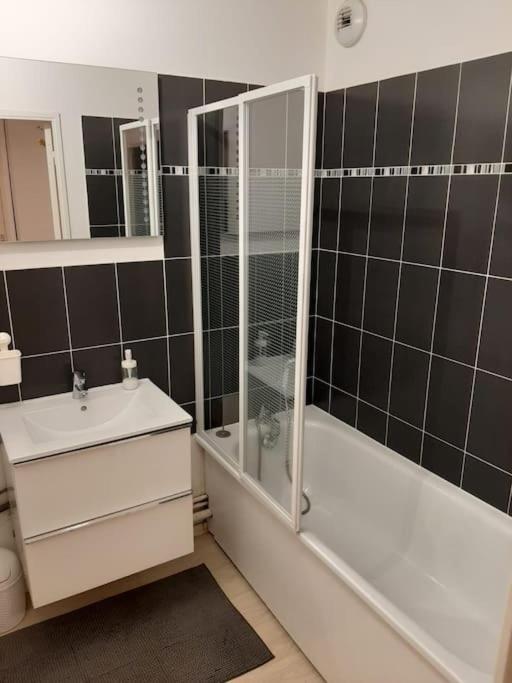 Joli Appartement Avec Jardin Et 2 Parkings Prives Argenteuil Kültér fotó